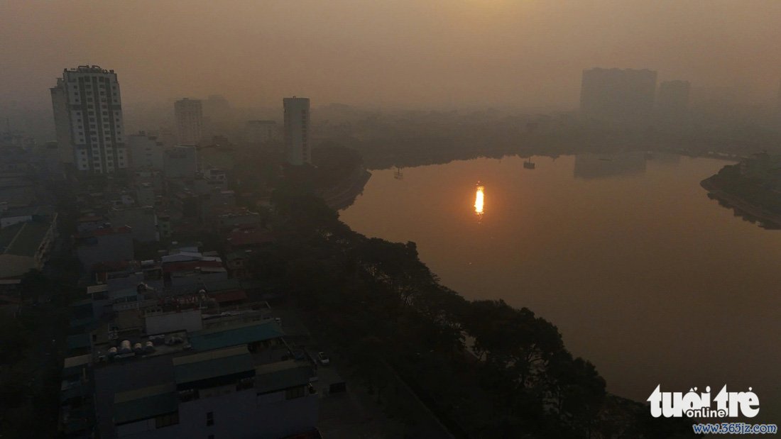 'Ngắm’ bầu trời Hà Nội mờ đục trong ngày ô nhiễm không khí - Ảnh 3.