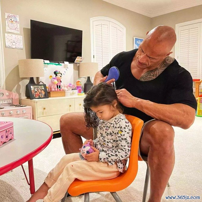 The Rock chải tóc cho con gái út Tiana. Ảnh: Instagram The Rock